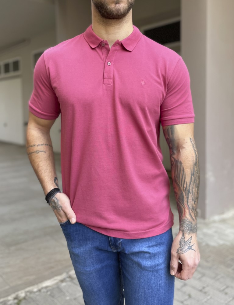 Ανδρικό βαμβακερό, κοντομάνικο Poloμε στρογγυλό λογότυπο της εταιρείας στο στήθος. Είναιμονόχρωμοκαι το υφασμά του διαθέτει αρκετήελαστικότηταΣτενή η εφαρμογή τουΣύνθεση: 100% cottonΤο μοντέλο έχει ύψος 1.85 και 95 κιλά. Φοράει μέγεθος XL