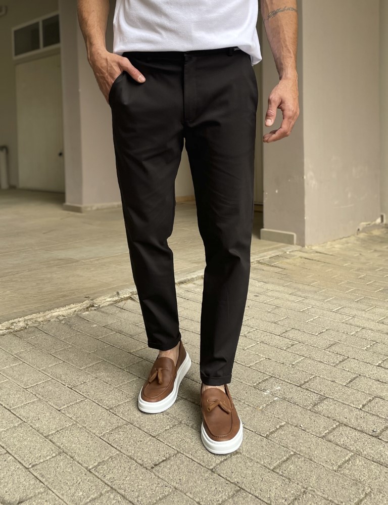 Ανδρικό υφασμάτινοπαντελόνι.Διαθέτει τσέπες κλείνει με κουμπί και φερμουάρ.Στενό στο τελείωμά του με ρεβέρ.Κανονική εφαρμογήΔιακοσμητική αλυσίδαΣύνθεση: 64% cot. 34% pol. 2% spanΤο μοντέλο της πρώτης φωτογράφισης έχει ύψος 1.85 και 75 κιλά. Φοράει μέγεθος SΤο μοντέλο της δεύτερης φωτογράφισης έχει ύψος 1,85 και 90 κιλά.Φοράει L