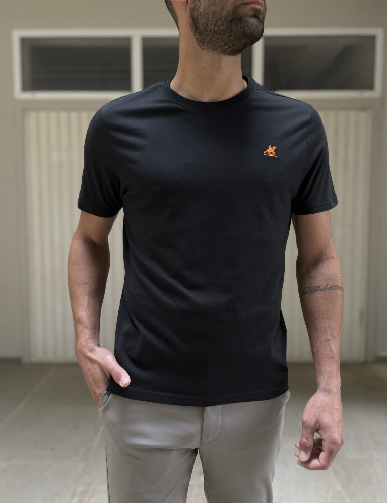 US Grand PoloΑνδρικήκοντομάνικημπλούζα. Διαθέτει στρογγυλή λαιμόκοψη και διακριτικό κέντημα στο στήθος με το λογότυπο.Κανονική εφαρμογή με λίγη ελαστικότηταΣύνθεση: 100% βαμβάκιΤο μοντέλο έχει ύψος 1.85 και 75 κιλά. Φοράει μέγεθος M