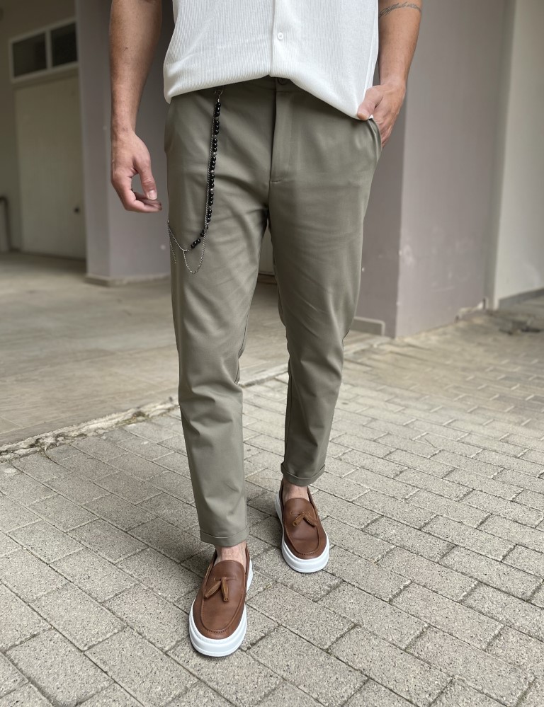 Ανδρικό υφασμάτινοπαντελόνι.Διαθέτει τσέπες κλείνει με κουμπί και φερμουάρ.Στενό στο τελείωμά του με ρεβέρ.  Κανονική εφαρμογή Διακοσμητική αλυσίδα Σύνθεση: 64% cot. 34% pol. 2% span Το μοντέλο έχει ύψος 1,83 και 80 κιλά.Φοράει Μ 