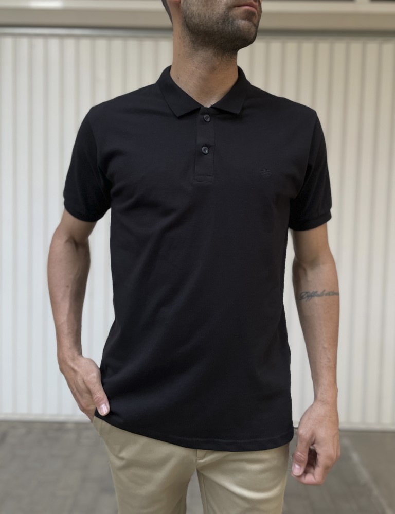 Ανδρική Polo κοντομάνικη μπλούζαπικέ. Διαθέτει λάστιχο στα μανίκια, γιακά και κουμπιά.Άνετη εφαρμογήΣύνθεση: 100% βαμβάκιΤο μοντέλο έχει ύψος 1.85 και 75 κιλά. Φοράει μέγεθος Μ