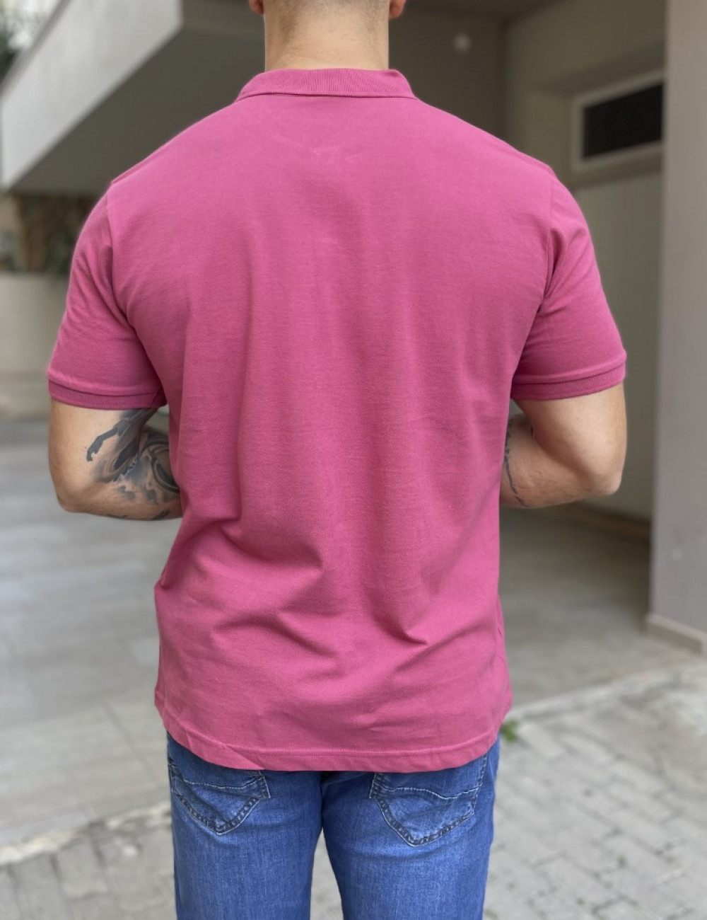 Ανδρικό βαμβακερό, κοντομάνικο Polo με στρογγυλό λογότυπο της εταιρείας στο στήθος.