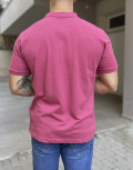Ανδρικό βαμβακερό, κοντομάνικο Polo με στρογγυλό λογότυπο της εταιρείας στο στήθος.