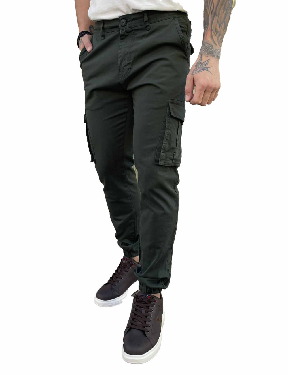 Ανδρικό μονόχρωμο υφασμάτινο cargo παντελόνι σωλήνας με πλαϊνές τσέπες.