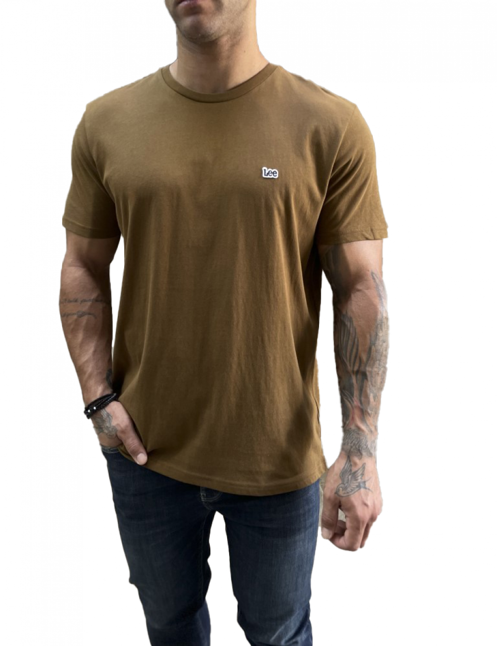 Ανδρικό T-shirt με κοντό μανίκι της εταιρίας Lee σε καφέ χρώμα με ραμμένο λογότυπο στο στήθοςΚανονική εφαρμογήΣύνθεση: 100% βαμβάκι&nbsp;Το μοντέλο έχει ύψος 1,85 είναι 95 κιλά και φοράει XL