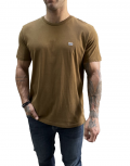 Ανδρικό T-shirt με κοντό μανίκι της εταιρίας Lee σε καφέ χρώμα με ραμμένο λογότυπο στο στήθοςΚανονική εφαρμογήΣύνθεση: 100% βαμβάκι&nbsp;Το μοντέλο έχει ύψος 1,85 είναι 95 κιλά και φοράει XL