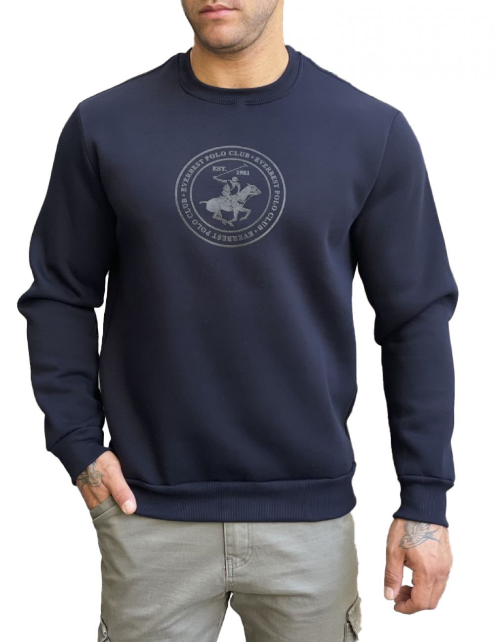 Ανδρικό μονόχρωμό, βαμβακερό φούτερ με τύπωμα στο στήθος.