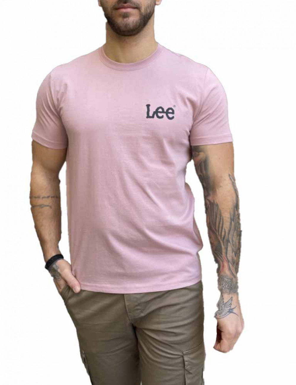 Ανδρικό T-shirt με κοντό μανίκι της εταιρίας Lee σε μπορντό χρώμα με στάμπα της εταιρείας στο στήθος Κανονική εφαρμογήΣύνθεση: 100% βαμβάκιΤο μοντέλο έχει ύψος 1.
