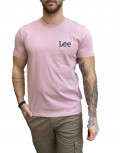 Ανδρικό T-shirt με κοντό μανίκι της εταιρίας Lee σε μπορντό χρώμα με στάμπα της εταιρείας στο στήθος Κανονική εφαρμογήΣύνθεση: 100% βαμβάκιΤο μοντέλο έχει ύψος 1.