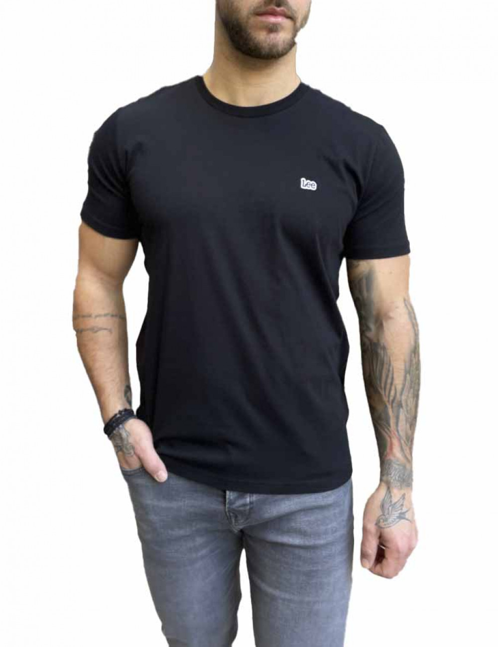 Ανδρικό T-shirt με κοντό μανίκι της εταιρίας Lee σε μαύρο χρώμα με ραμμένο λογότυπο στο στήθος Κανονική εφαρμογήΣύνθεση: 100% βαμβάκιΤο μοντέλο έχει ύψος 1.