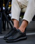 Ανδρικά μαύρα, δίσολα Sneakers με κορδόνια λαστιχένια σόλα.