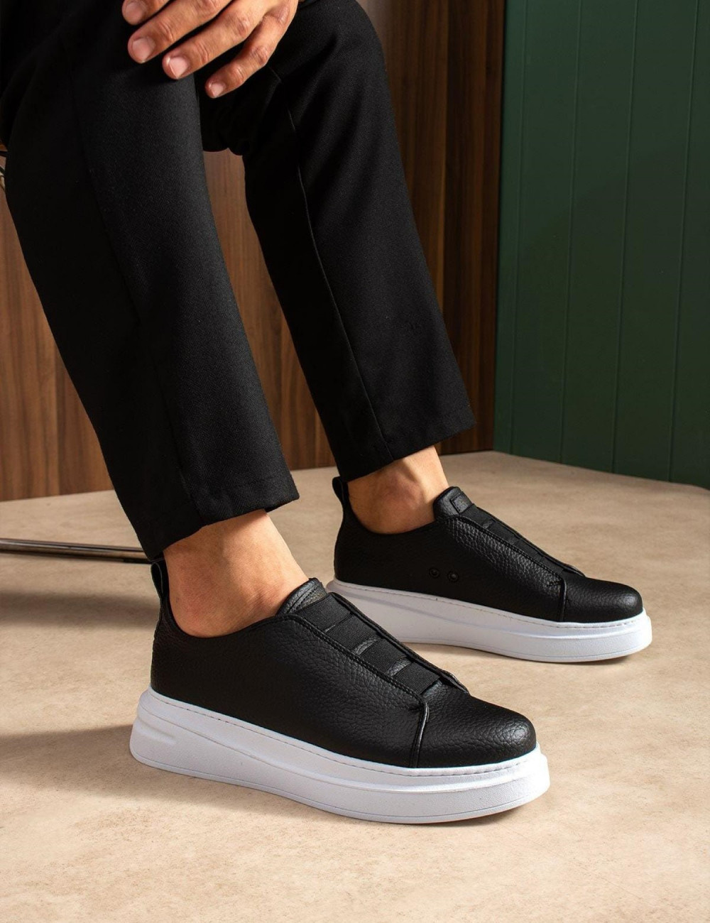 Ανδρικά δίσολα Sneakers με λάστιχα και λαστιχένια σόλα.