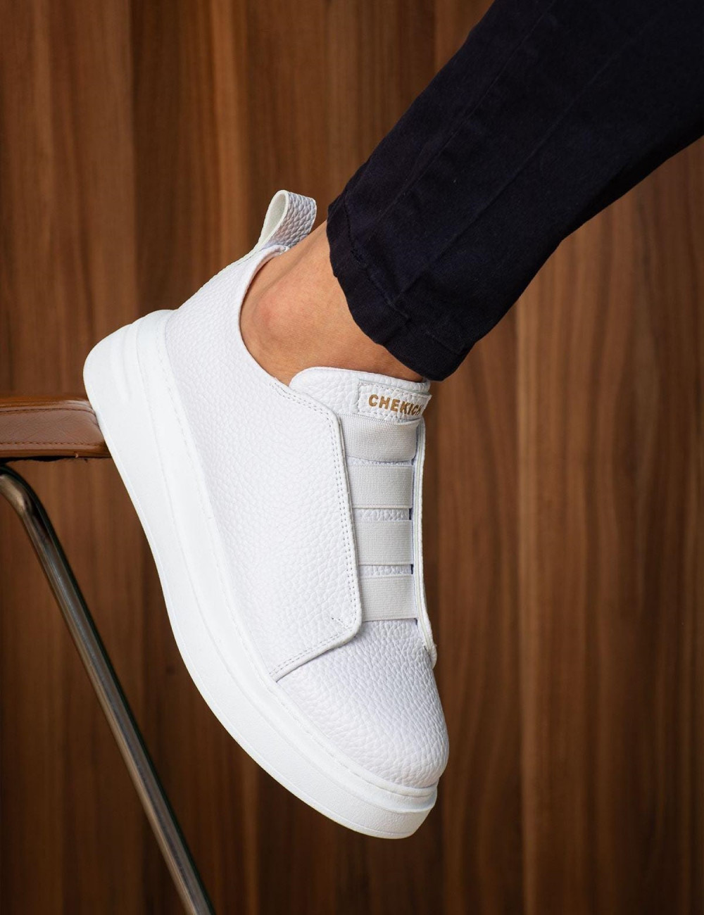 Ανδρικά δίσολα Sneakers με λάστιχα και λαστιχένια σόλα.