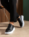 Ανδρικά δίσολα Sneakers με λάστιχα και λαστιχένια σόλα.