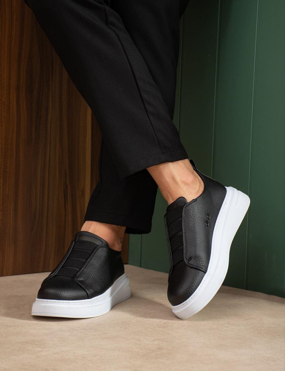 Ανδρικά δίσολα Sneakers με λάστιχα και λαστιχένια σόλα.