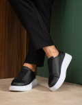 Ανδρικά δίσολα Sneakers με λάστιχα και λαστιχένια σόλα.