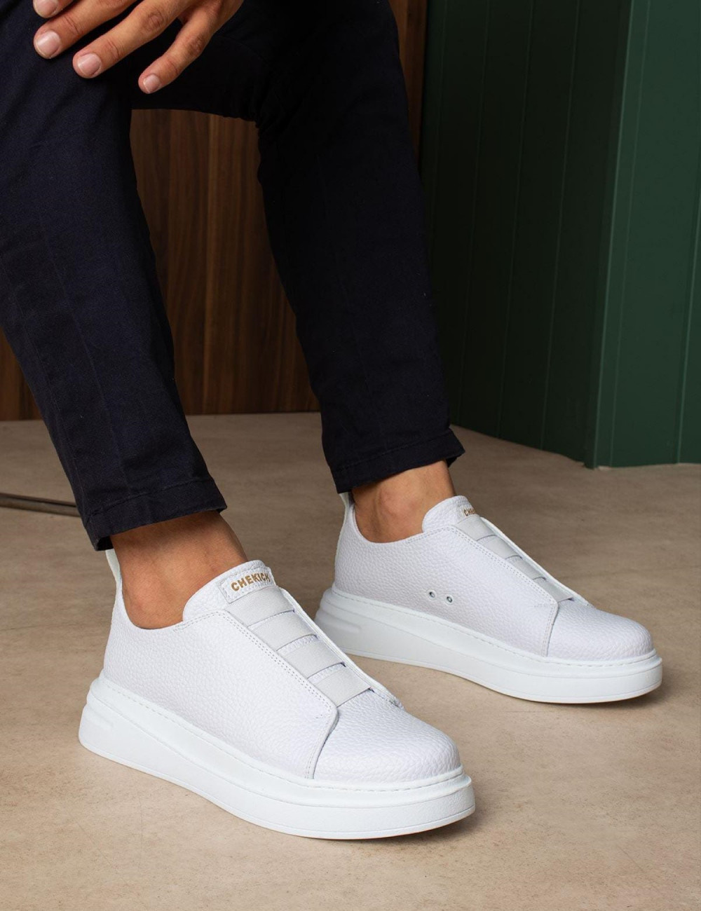 Ανδρικά δίσολα Sneakers με λάστιχα και λαστιχένια σόλα.