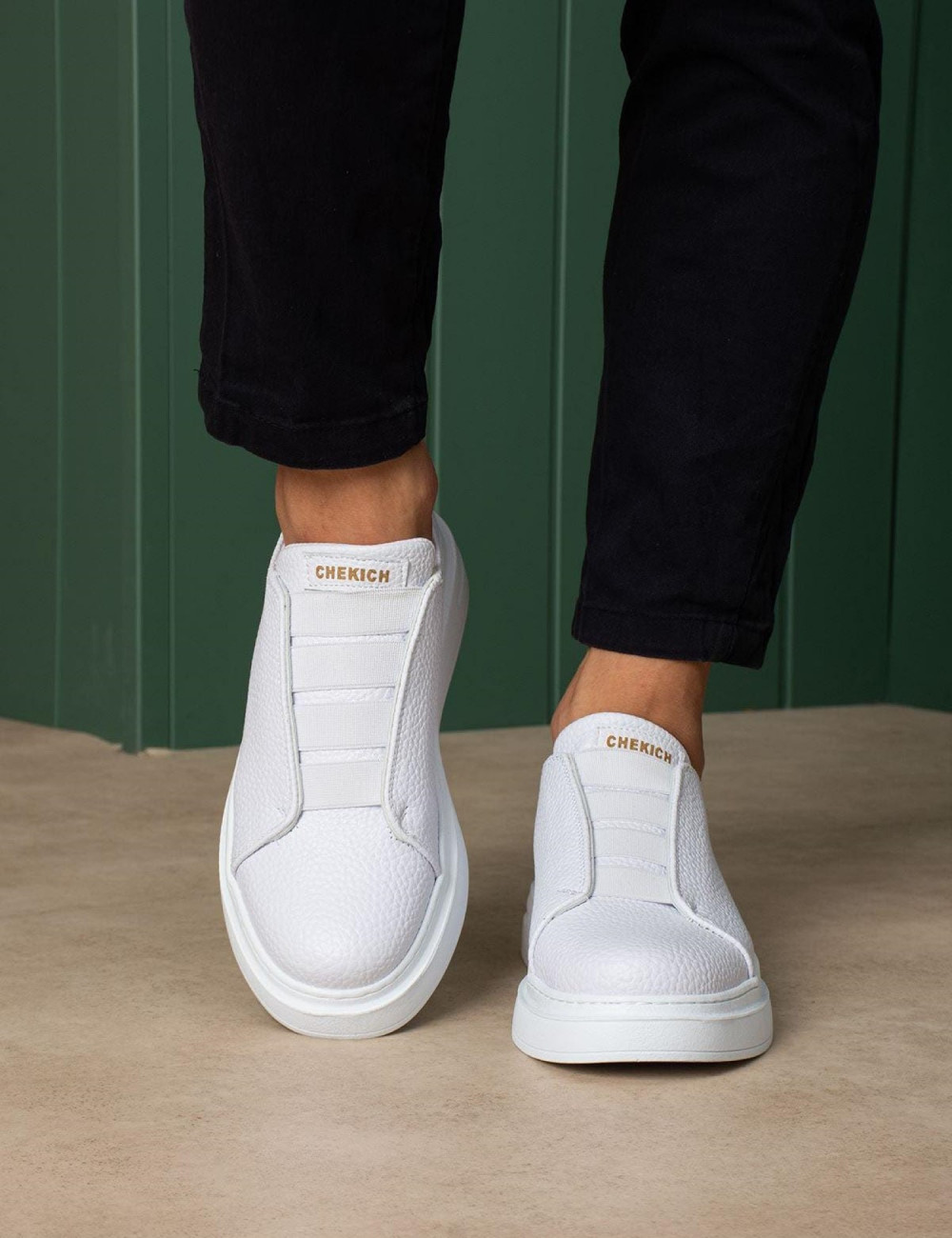 Ανδρικά δίσολα Sneakers με λάστιχα και λαστιχένια σόλα.