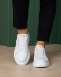 Ανδρικά δίσολα Sneakers με λάστιχα και λαστιχένια σόλα.