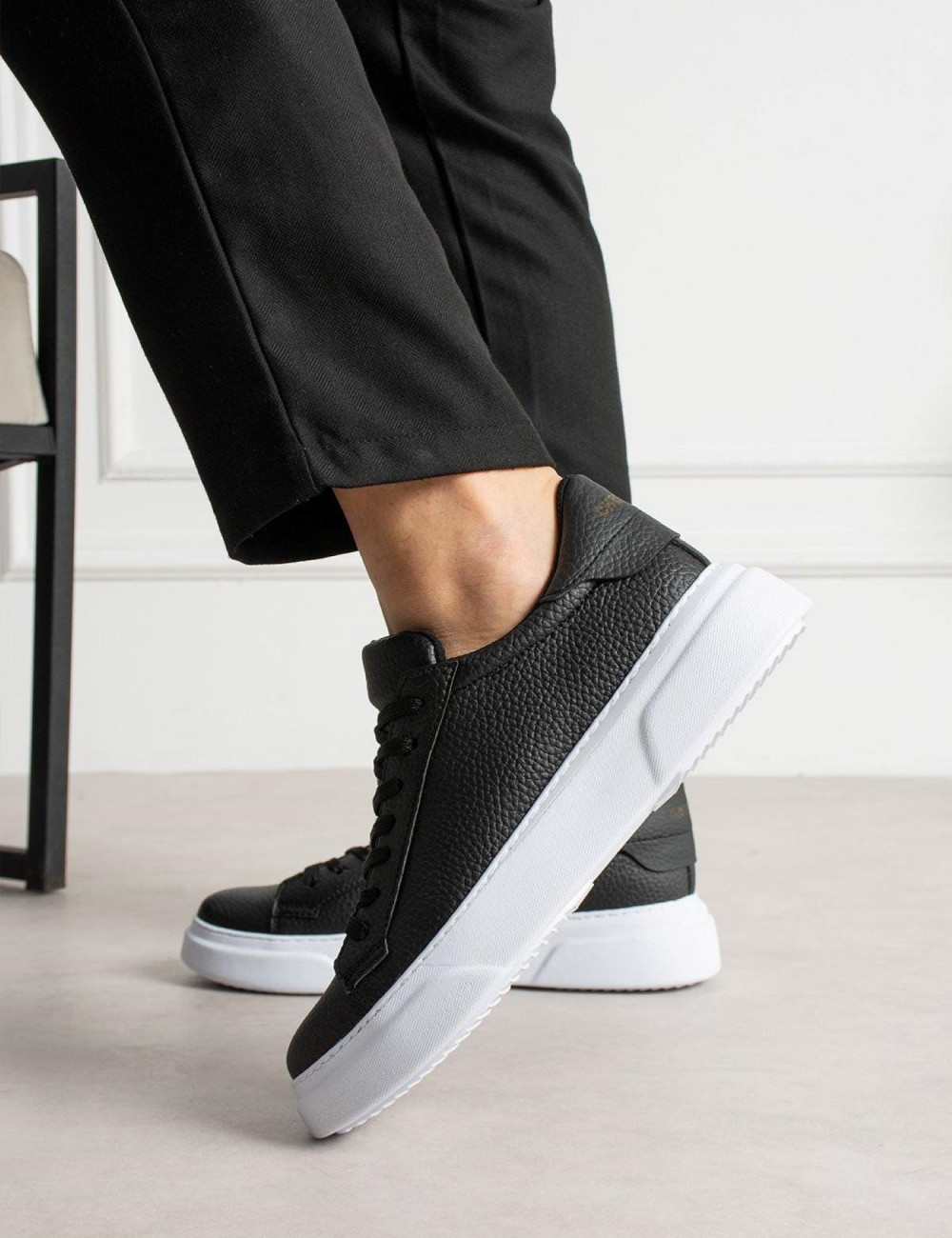 Ανδρικά δίσολα Sneakers με κορδόνια λαστιχένια σόλα.