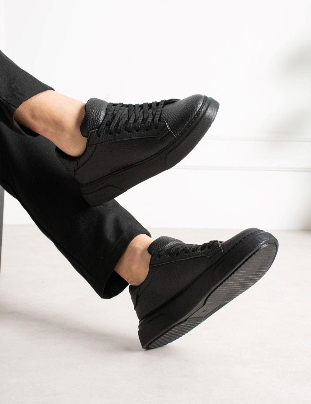 Ανδρικά δίσολα Sneakers με κορδόνια λαστιχένια σόλα.