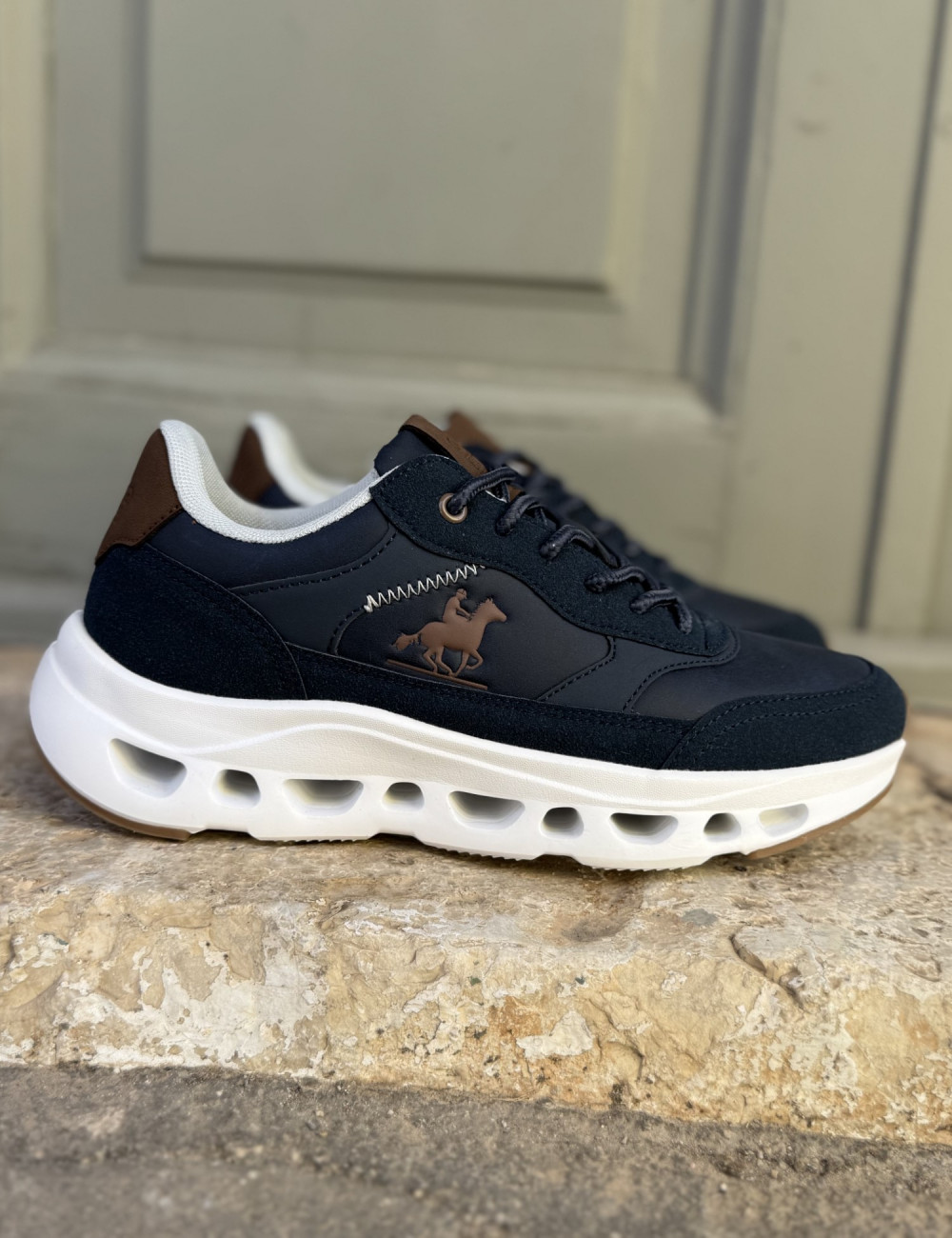 Ανδρικά Casual Sneakers με περίτεχνη διάτρητη σόλα, κατασκευασμένα απο δερματίνη  άριστης ποιότητας.