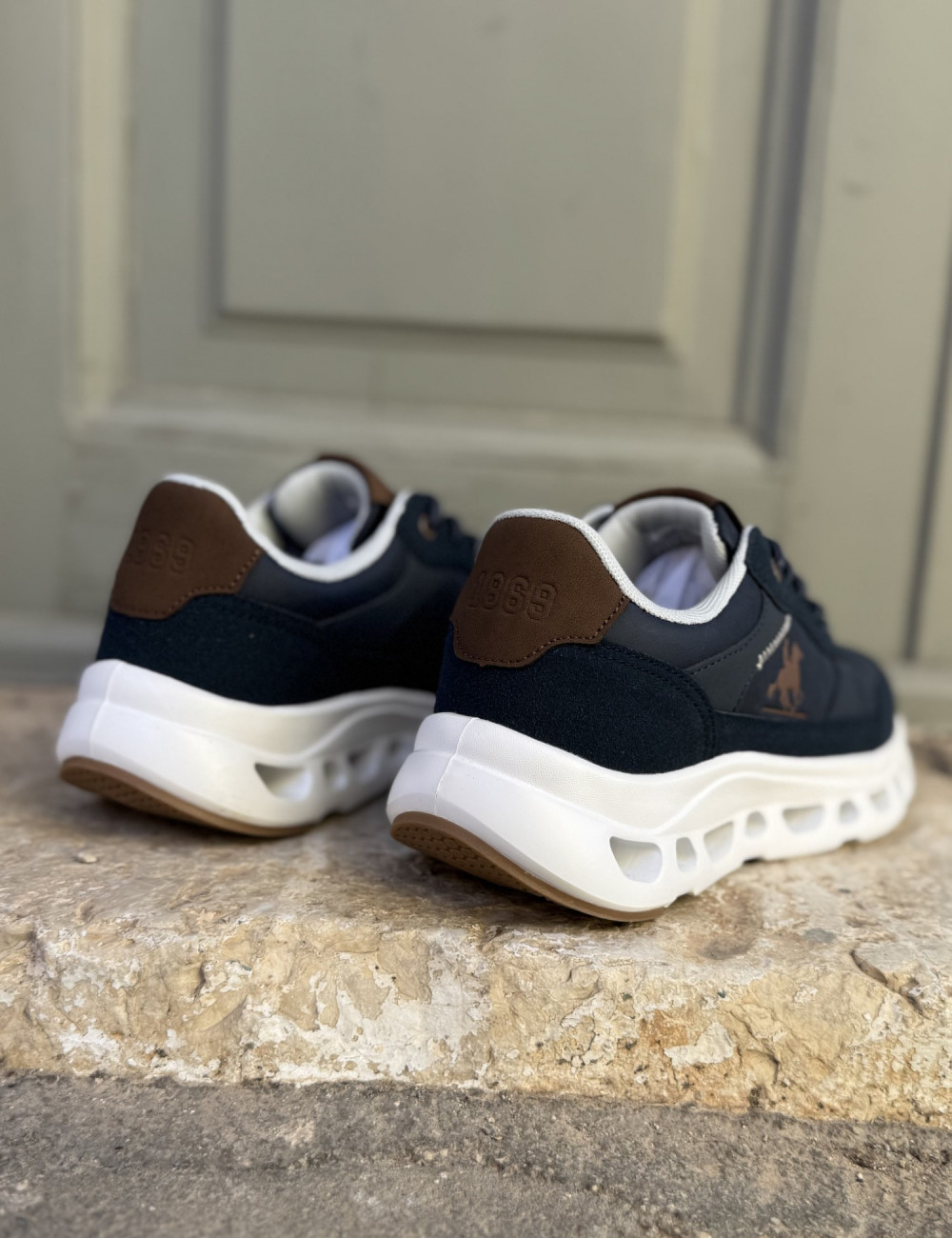 Ανδρικά Casual Sneakers με περίτεχνη διάτρητη σόλα, κατασκευασμένα απο δερματίνη  άριστης ποιότητας.
