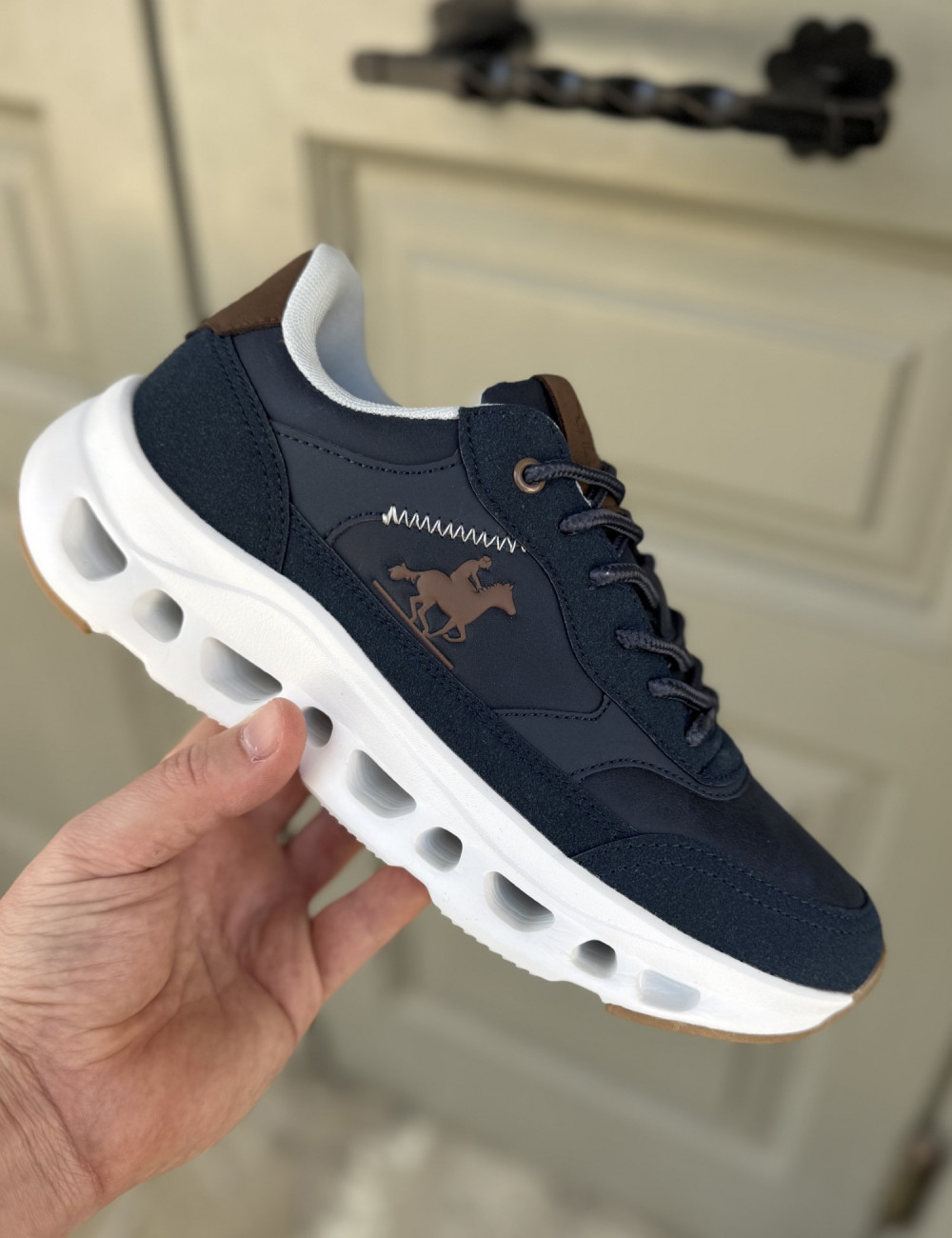 Ανδρικά Casual Sneakers με περίτεχνη διάτρητη σόλα, κατασκευασμένα απο δερματίνη  άριστης ποιότητας.