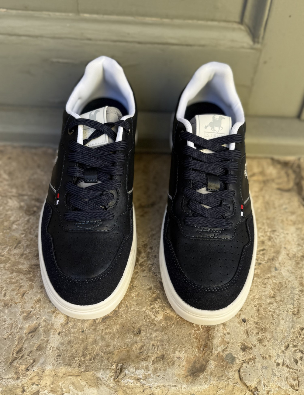 Ανδρικά χαμηλά Casual Sneakers κατασκευασμένα απο δερματίνη άριστης ποιότητας.