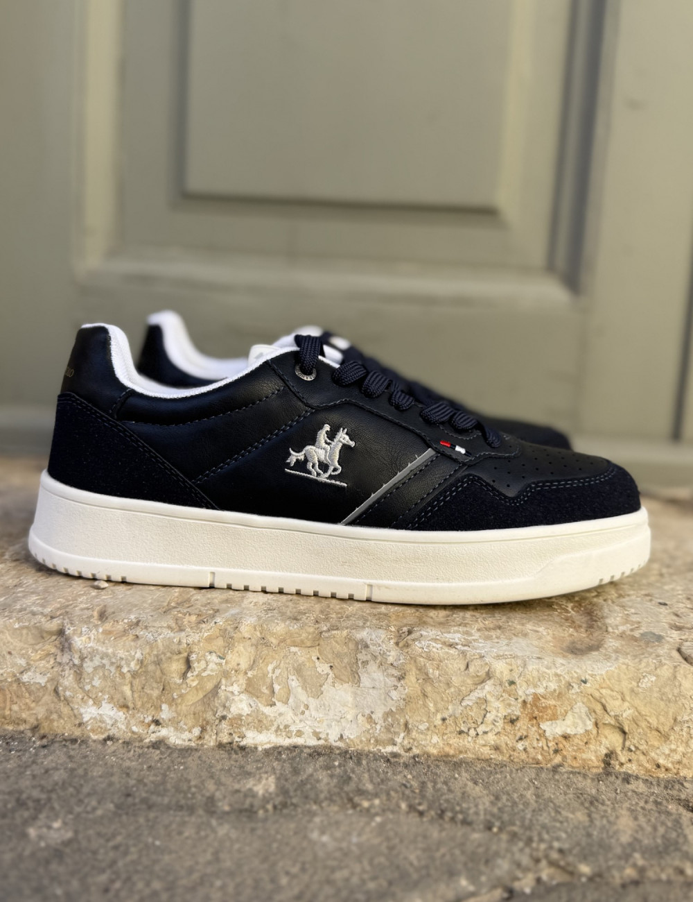 Ανδρικά χαμηλά Casual Sneakers κατασκευασμένα απο δερματίνη άριστης ποιότητας.