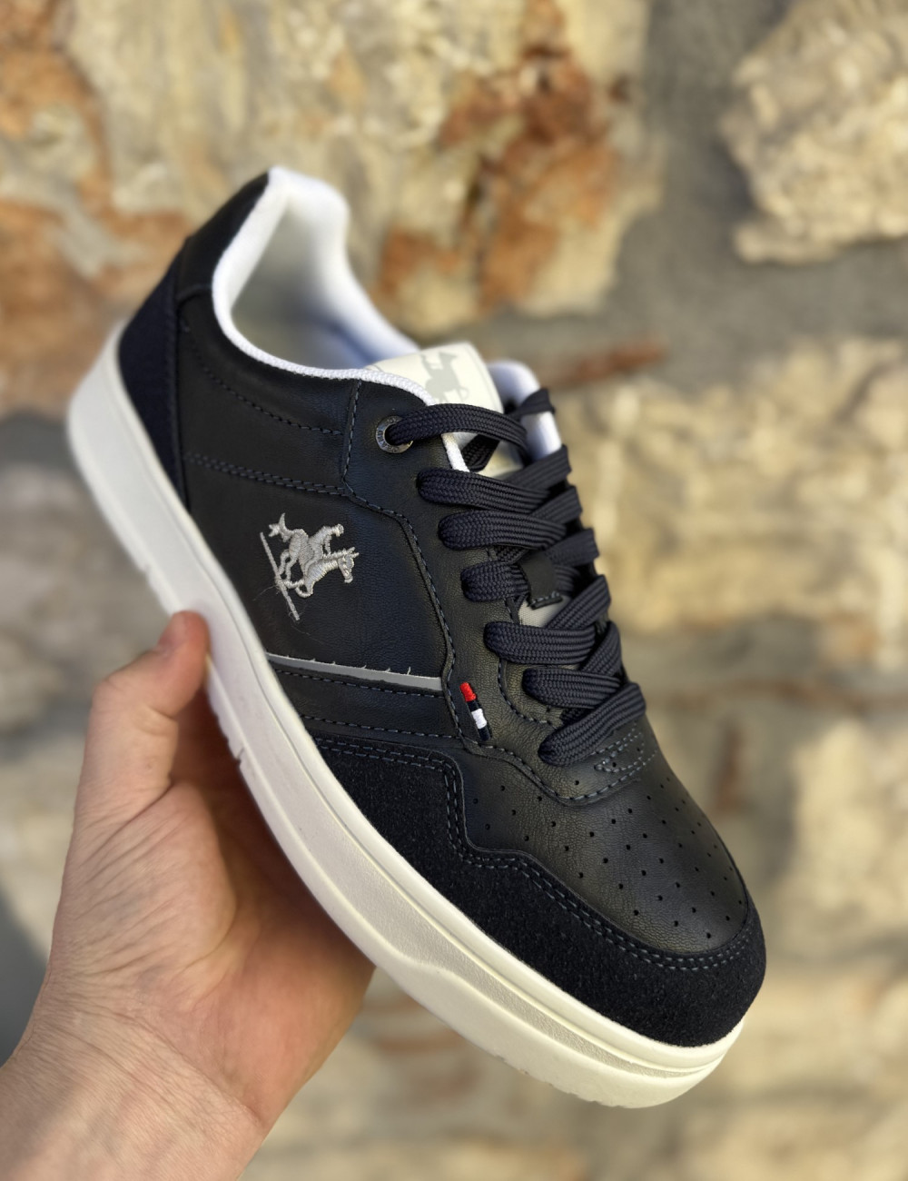 Ανδρικά χαμηλά Casual Sneakers κατασκευασμένα απο δερματίνη άριστης ποιότητας.