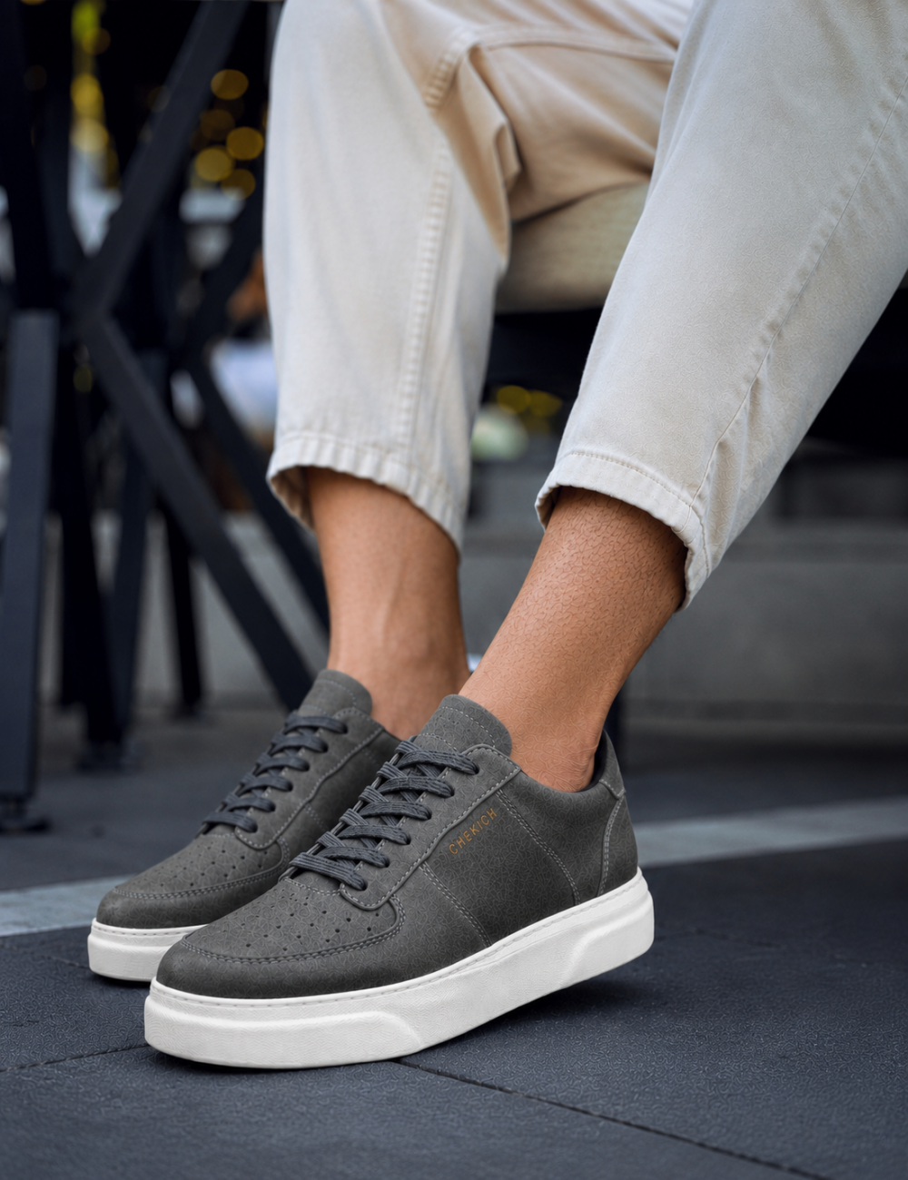 Ανδρικά μονόχρωμα Sneakers κατασκευασμένα από οργανική δερματίνη άριστης ποιότητας.