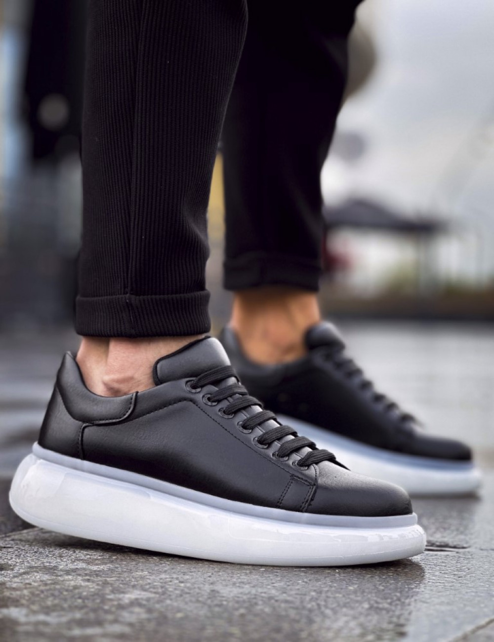 Ανδρικά μαύρα, δίσολα Sneakers με κορδόνια λαστιχένια σόλα.