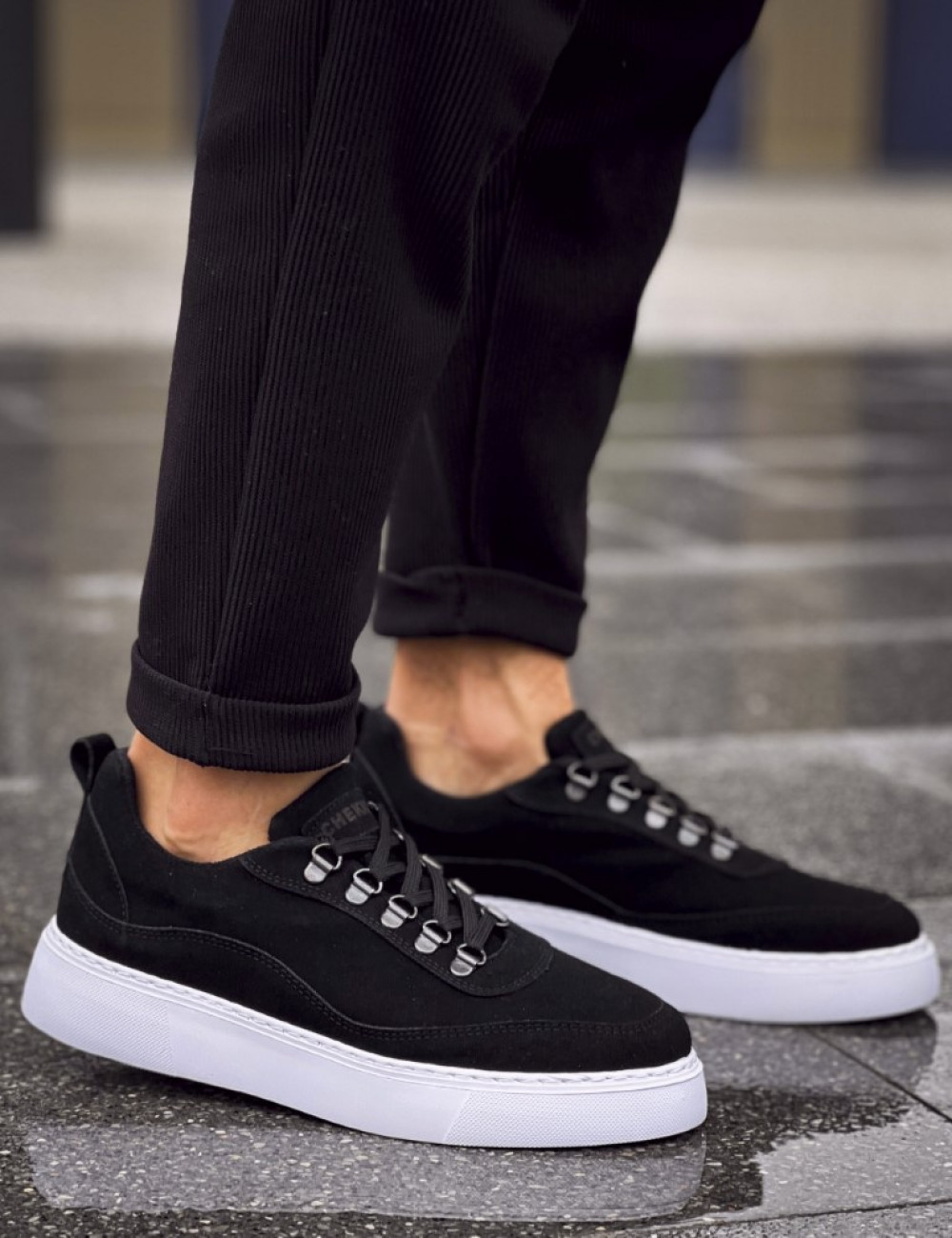 Ανδρικά μαύρα Sneakers με σουέτ υφή και κορδόνια.