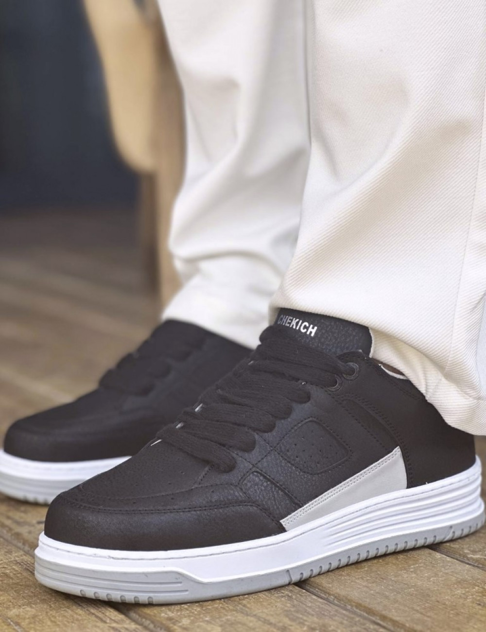 Ανδρικά δίχρωμα Sneakers κατασκευασμένα από οργανική δερματίνη άριστης ποιότητας.