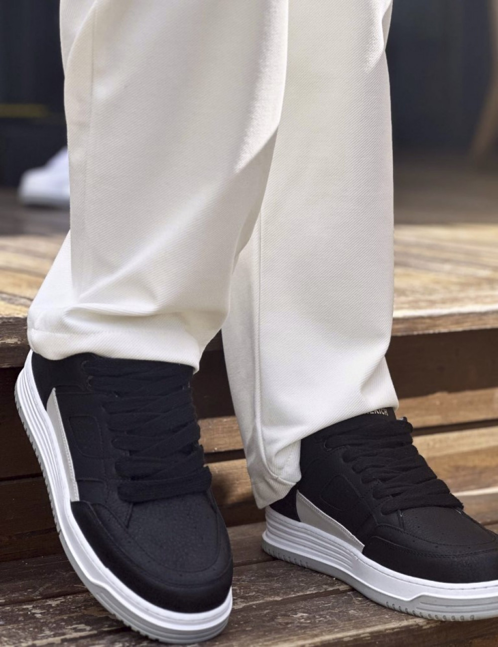 Ανδρικά δίχρωμα Sneakers κατασκευασμένα από οργανική δερματίνη άριστης ποιότητας.