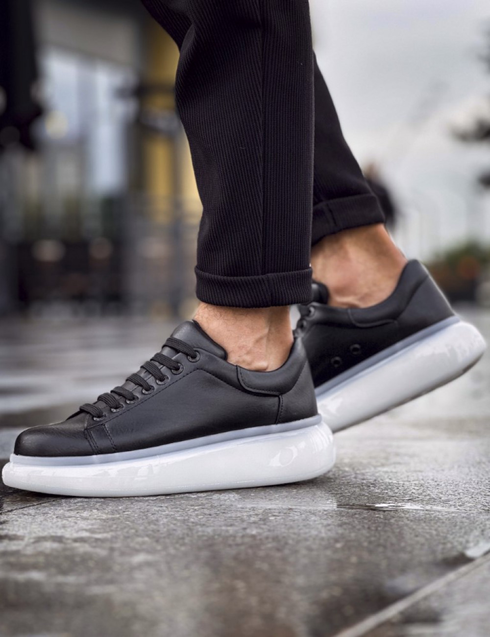 Ανδρικά μαύρα, δίσολα Sneakers με κορδόνια λαστιχένια σόλα.