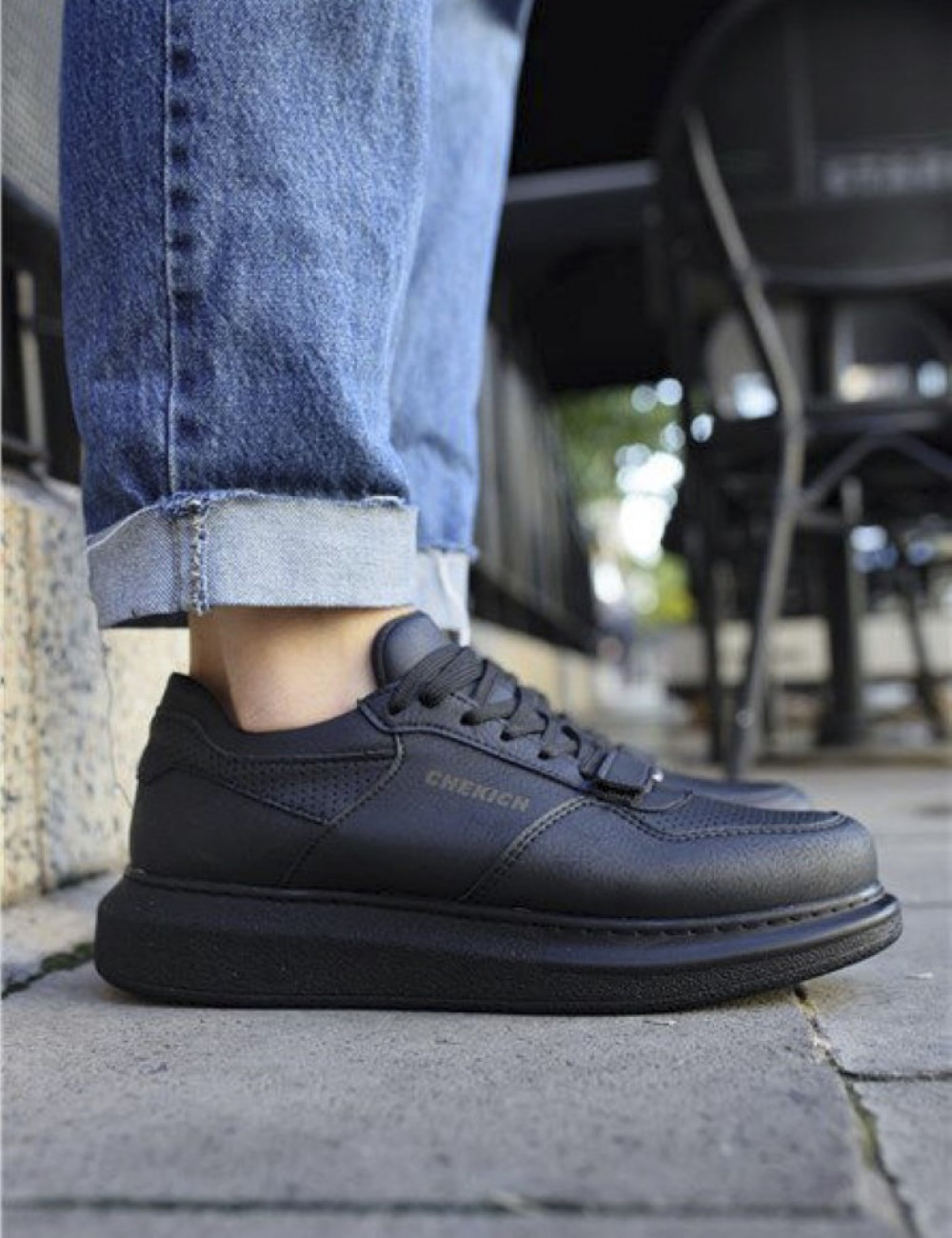 Ανδρικά μονόχρωμα Sneakers κατασκευασμένα από οργανική δερματίνη άριστης ποιότητας.