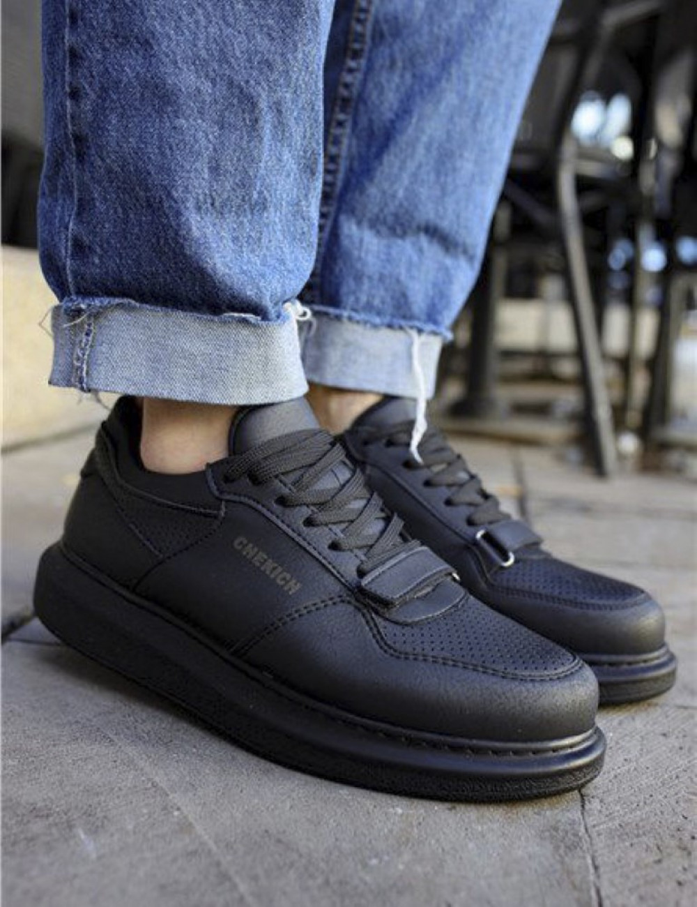 Ανδρικά μονόχρωμα Sneakers κατασκευασμένα από οργανική δερματίνη άριστης ποιότητας.