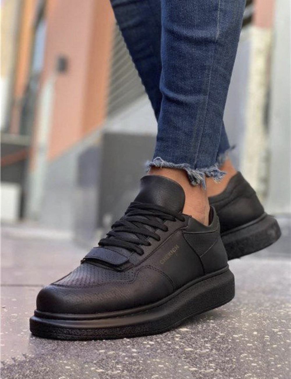 Ανδρικά μονόχρωμα Sneakers κατασκευασμένα από οργανική δερματίνη άριστης ποιότητας.
