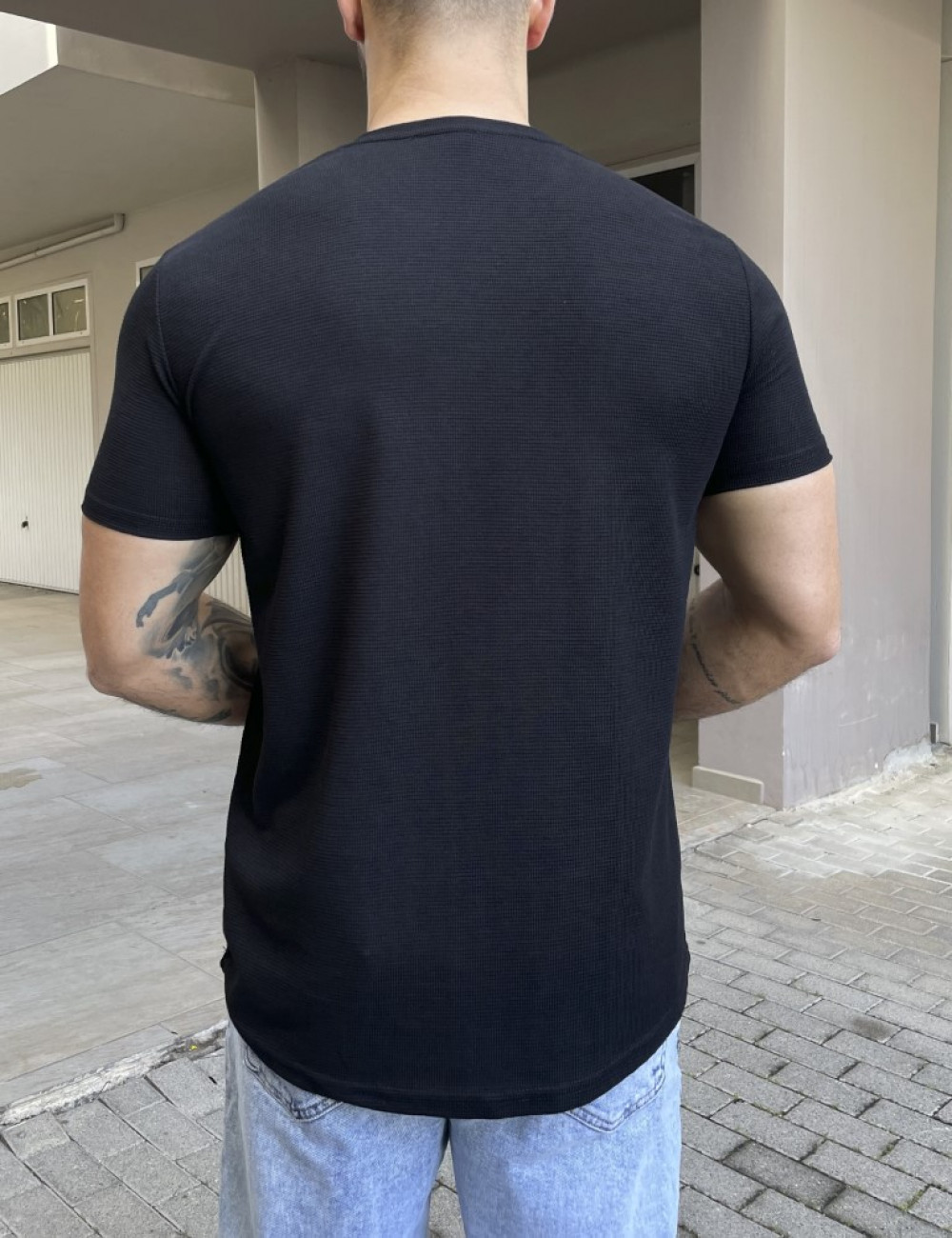 Ανδρικό&nbsp;μονόχρωμο κοντομάνικο&nbsp;μπλουζάκι με ανάγλυφο σχέδιο.