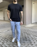 Ανδρικό&nbsp;μονόχρωμο κοντομάνικο&nbsp;μπλουζάκι με ανάγλυφο σχέδιο.