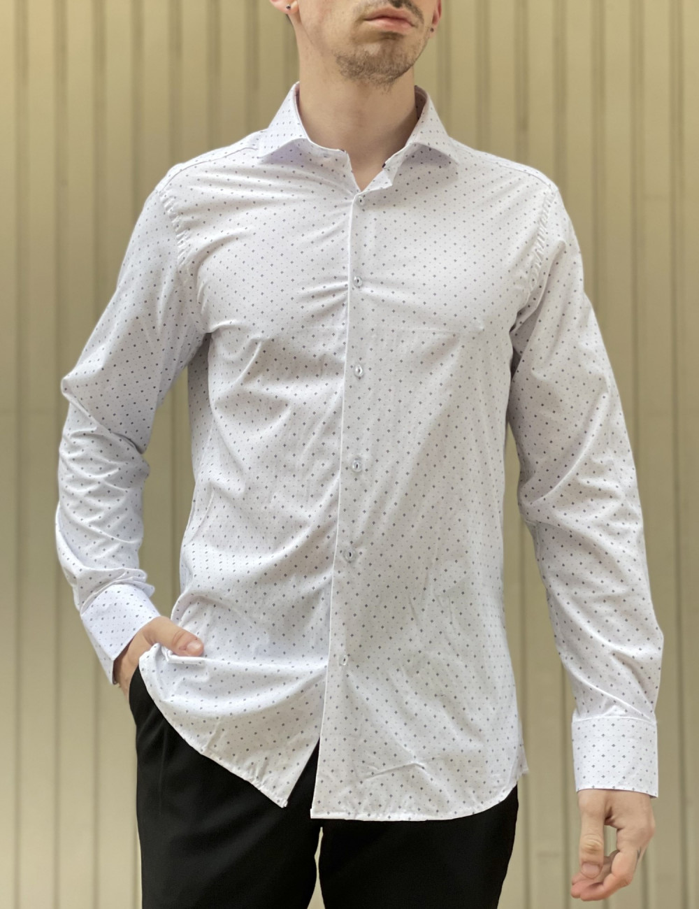 Ανδρικό λευκό πουκάμισο με μικρό σχέδιο Modern Fit 301512