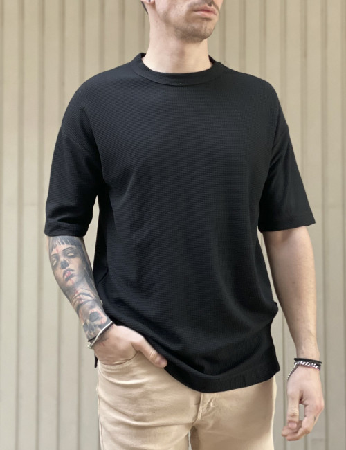 Ανδρική μαύρη κοντομάνικη μπλούζα με ανάγλυφο σχέδιο TST909