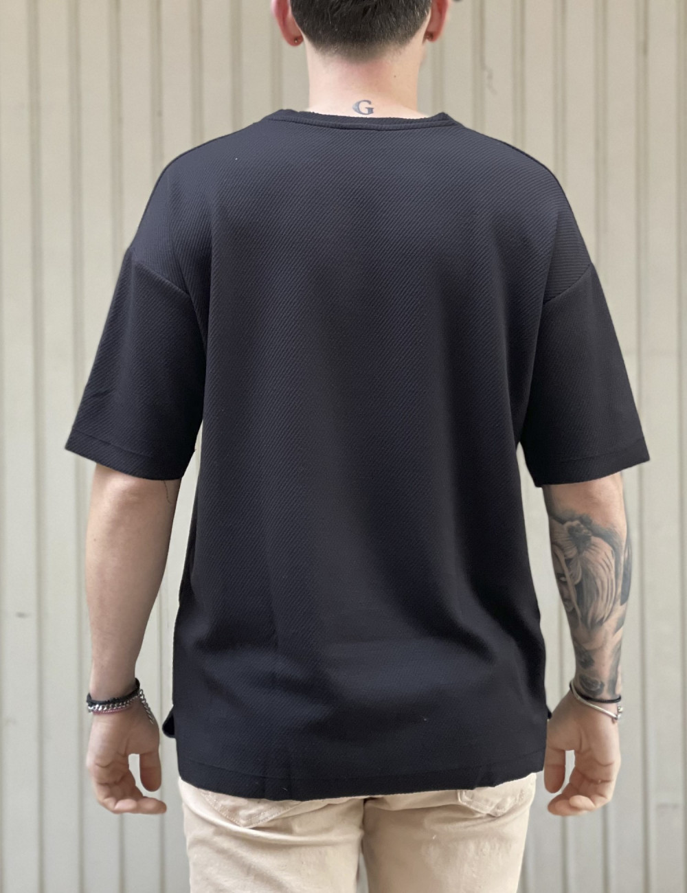 Ανδρική μαύρη κοντομάνικη μπλούζα Oversized με τσεπάκι TST2057