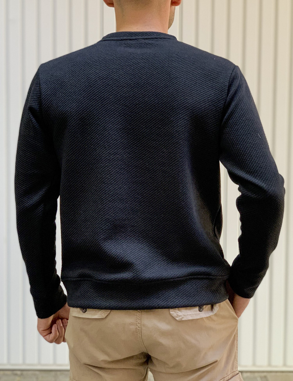 Ανδρική μαύρη μακρυμάνικη μπλούζα με ανάγλυφο σχέδιο MAJE108