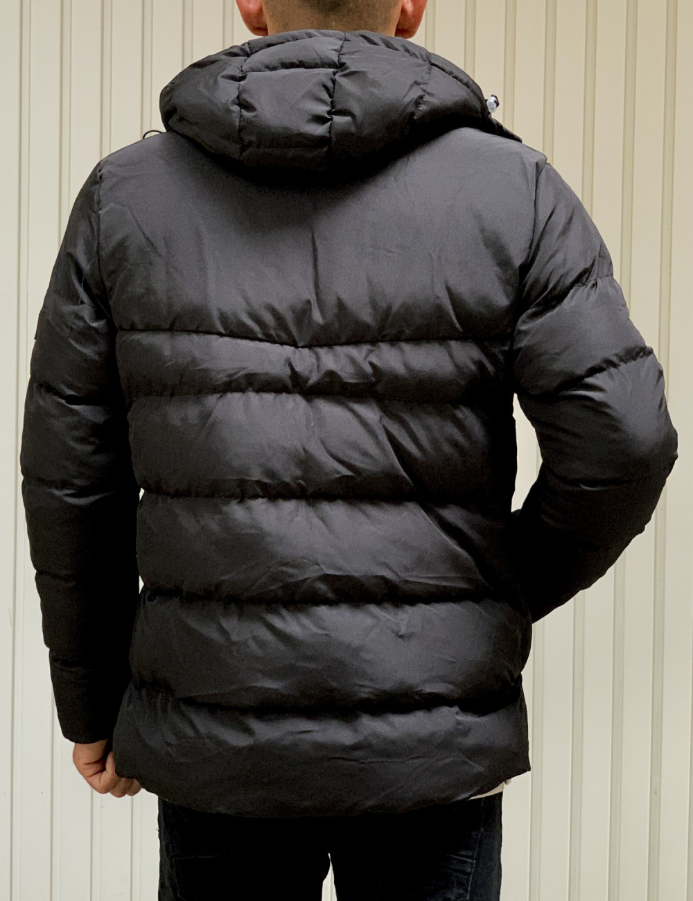 Ανδρικό μαύρο μπουφάν με κουκούλα ADK50472M