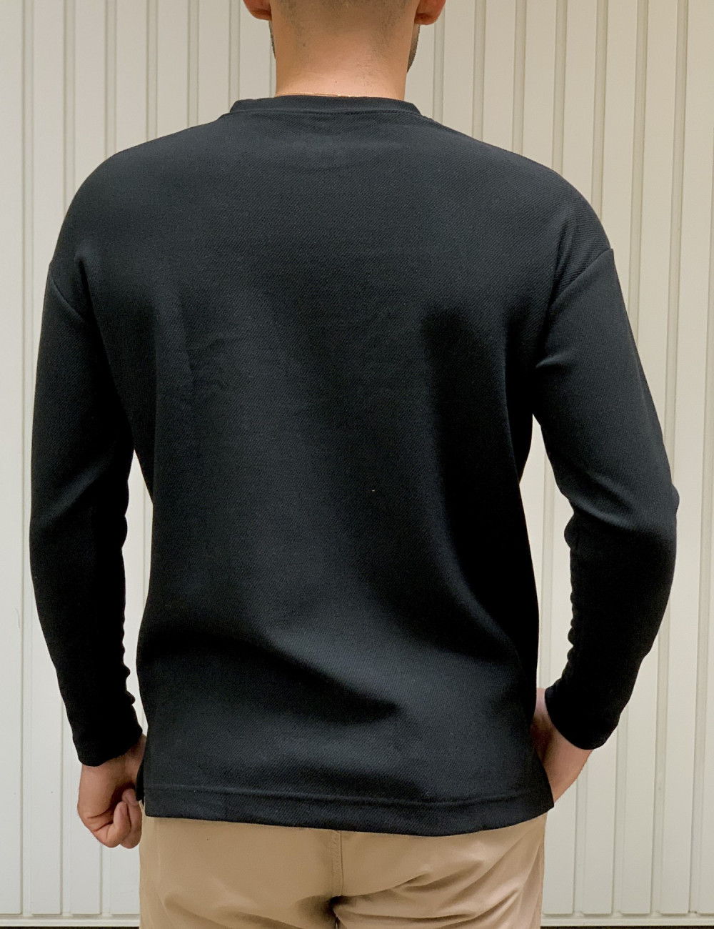 Ανδρική μαύρη μακρυμάνικη μπλούζα με ανάγλυφο ύφασμα 1136