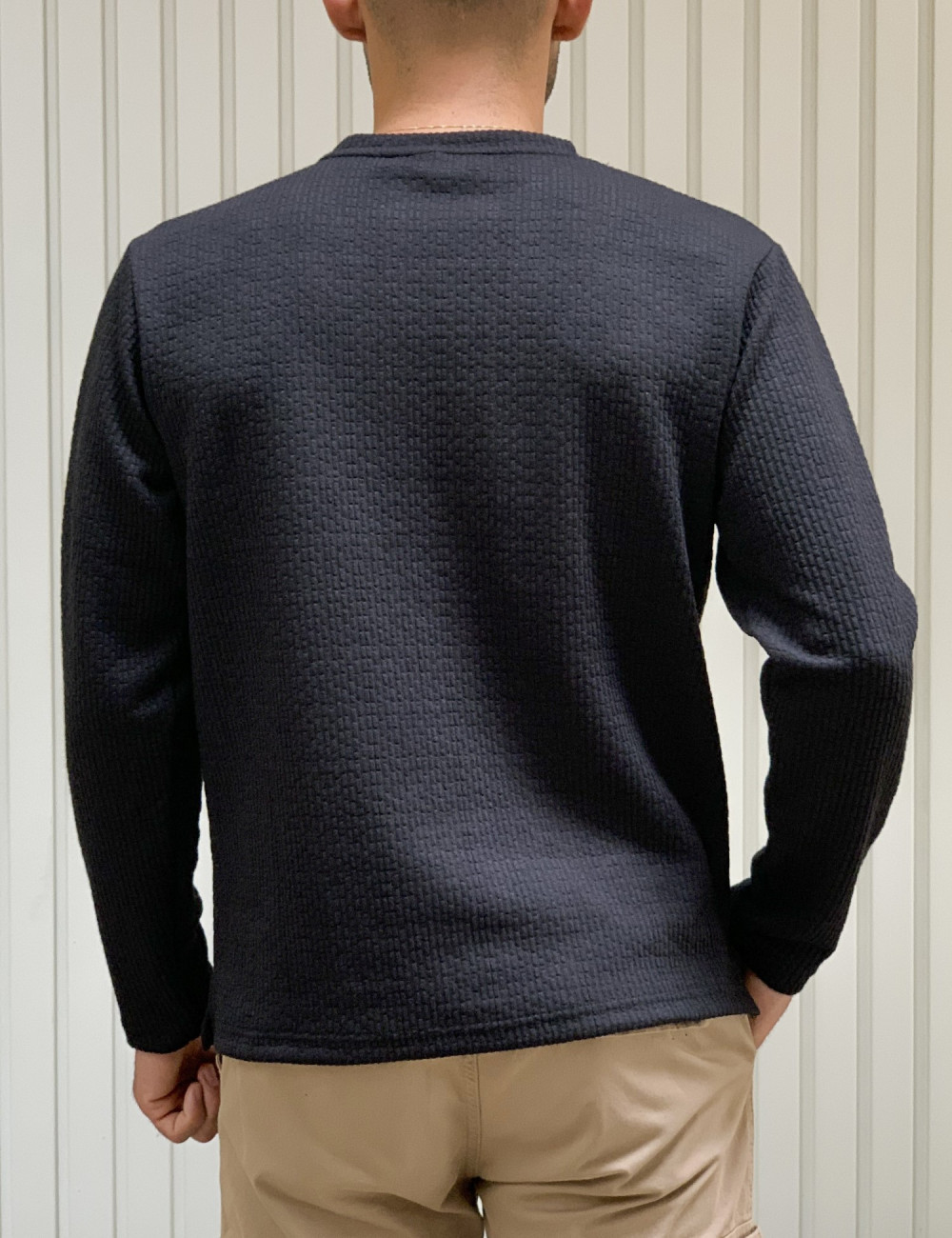 Ανδρική μαύρη μακρυμάνικη μπλούζα με ανάγλυφο σχέδιο MAJE106B