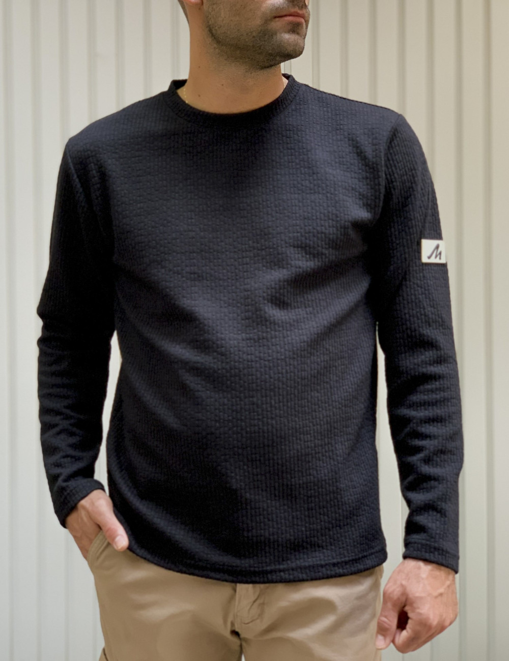 Ανδρική μαύρη μακρυμάνικη μπλούζα με ανάγλυφο σχέδιο MAJE106B